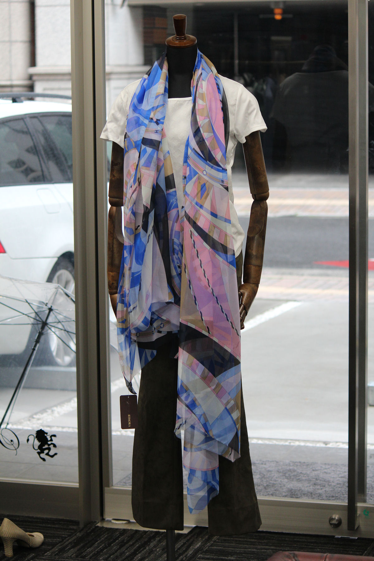 エミリオプッチのスカーフを、スーツの挿し色でサラリと垂らすのが良い  