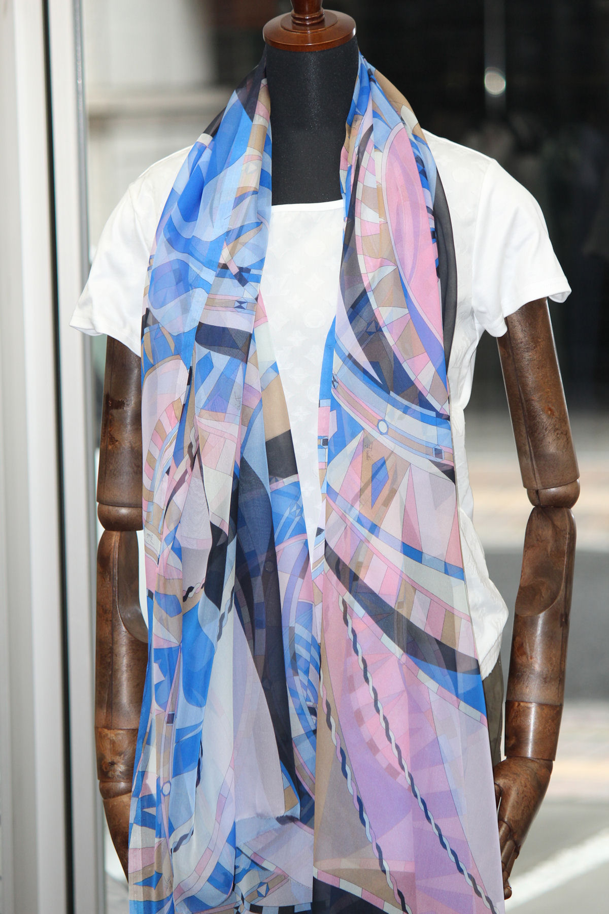 エミリオプッチのスカーフを、スーツの挿し色でサラリと垂らすのが良い  